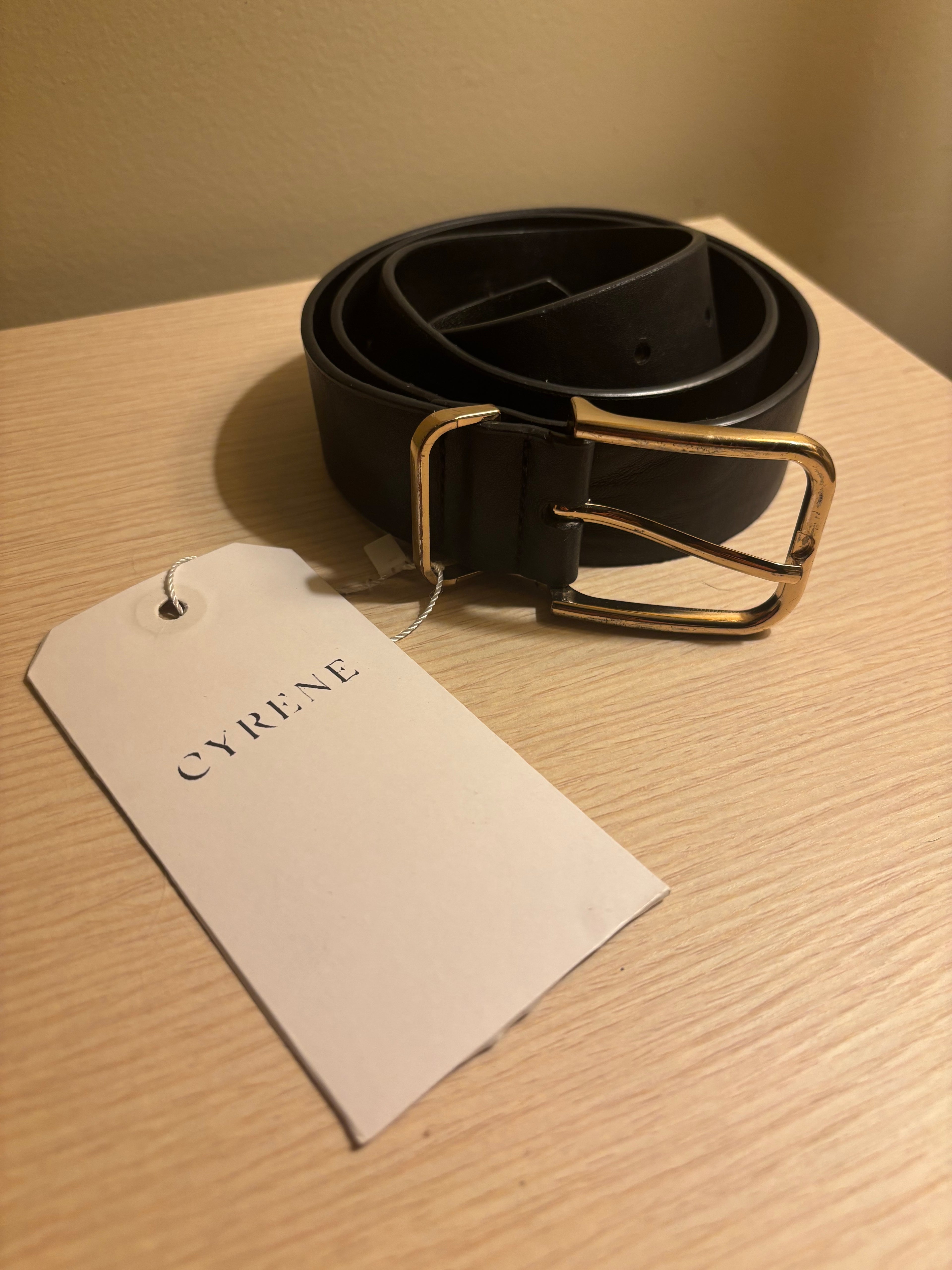 SLEEK BLACK LEATHER BELT