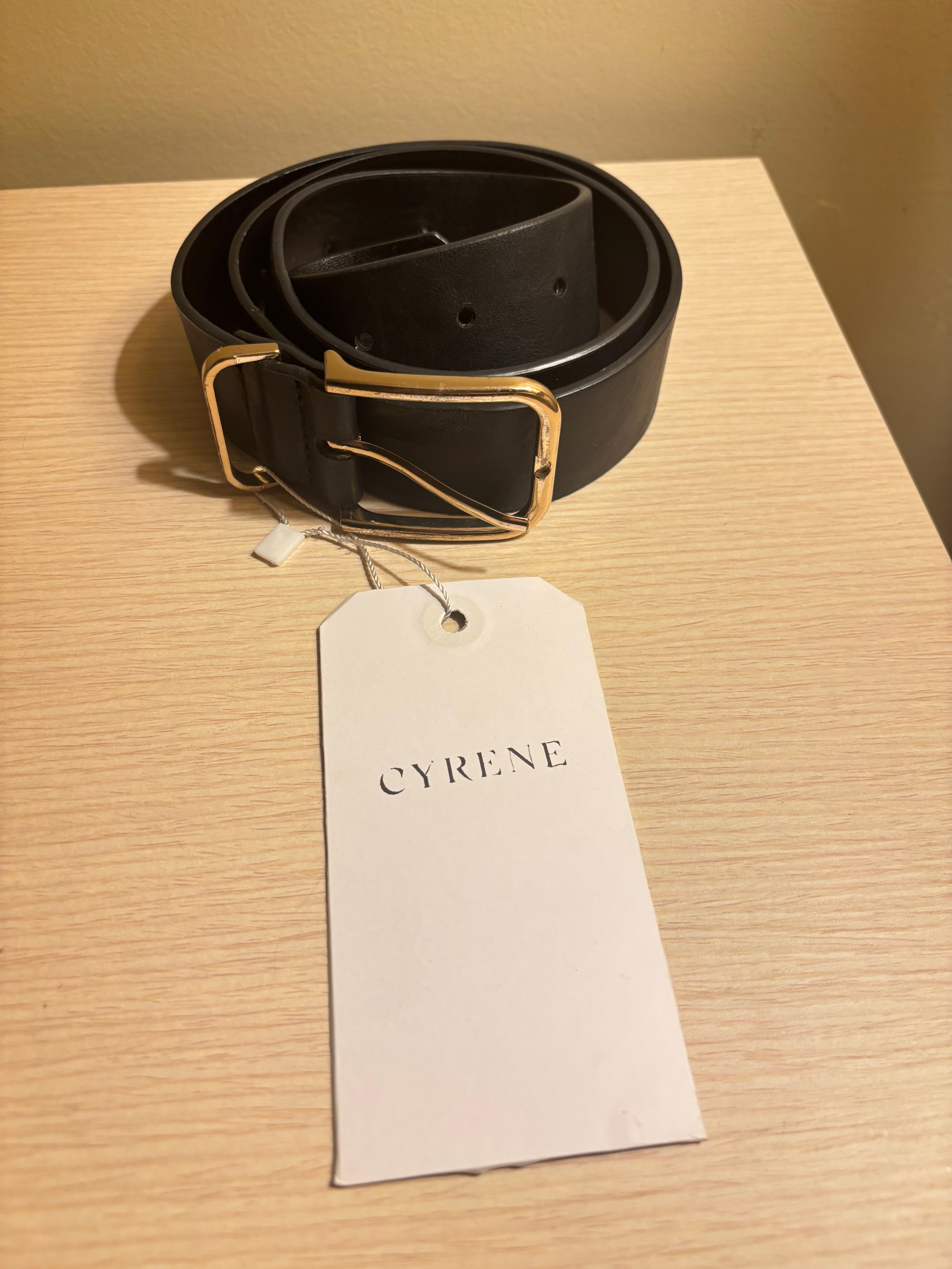 SLEEK BLACK LEATHER BELT